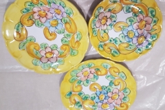 decoro-barocco-e-fiori-su-fondo-giallo