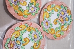 decoro-barocco-e-fiori-su-fondo-salmone